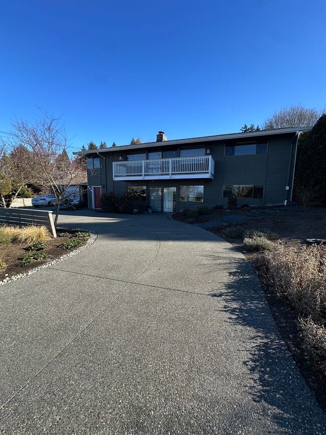 Building Photo - 2 bedroom 1 bath daylight basement unit in the heart of Edmonds