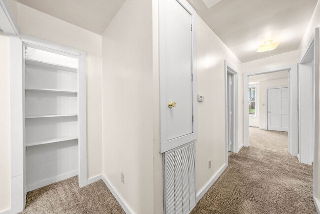 Building Photo - Cozy 2 Bedroom Downtown Home Available!