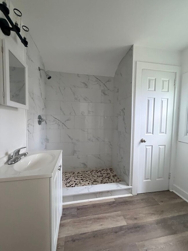 Building Photo - Completely remodeled upstairs loft apartment with garage below