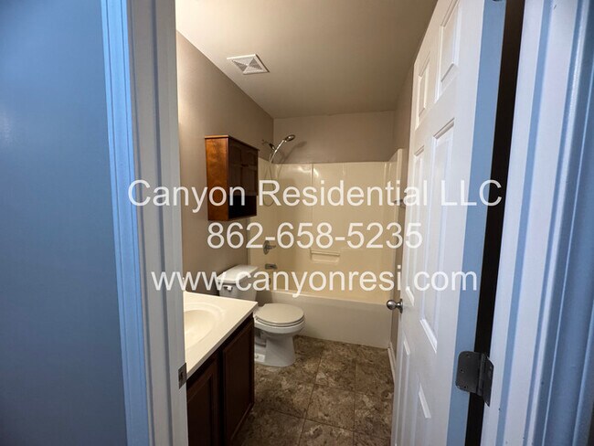 Building Photo - 567 Broad Dr