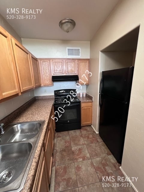 Building Photo - 4 bedroom 2 baths Town house - Drexel Road...
