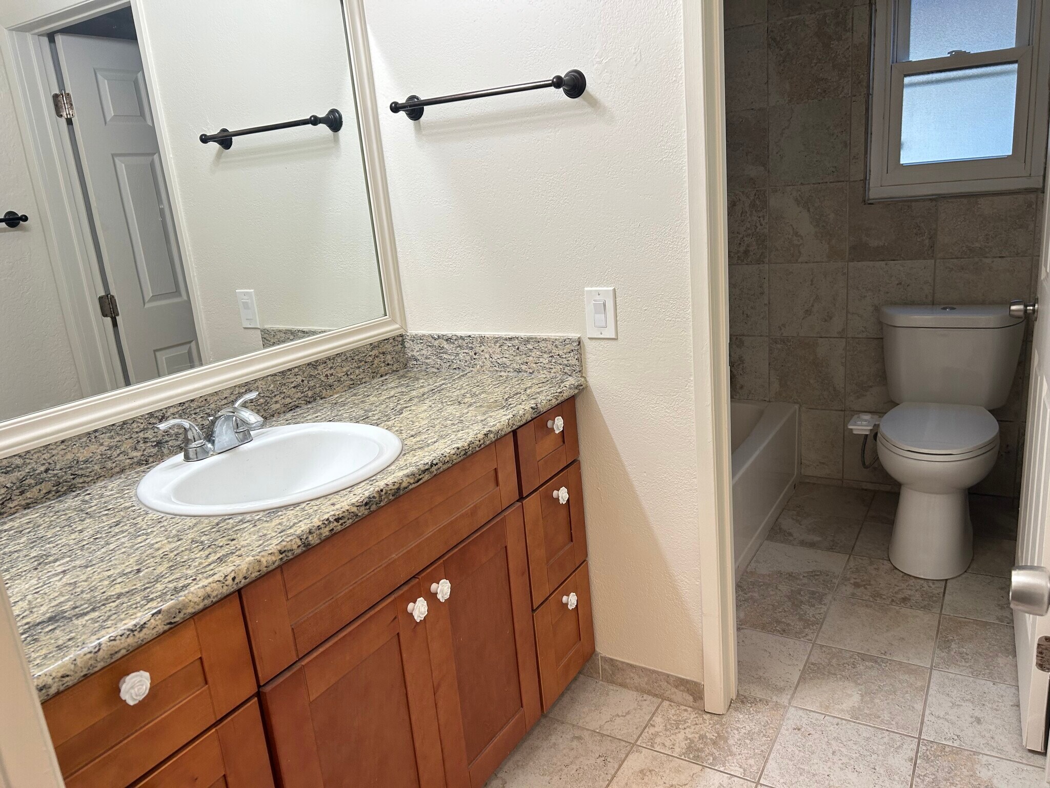 Building Photo - 833 Taylor St