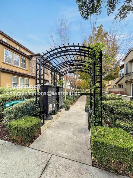 Building Photo - 644 Heligan Ln