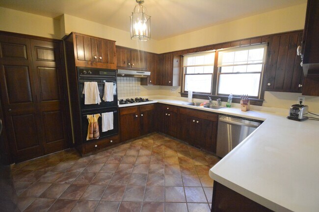 Building Photo - Unique, Conveniently Located, 4 bed 2.5 bath Home For Rent!