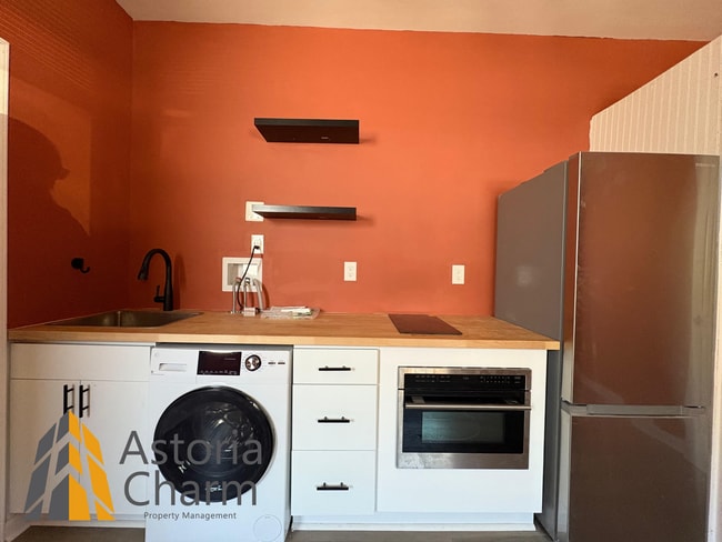 Building Photo - Functional and Upgraded Studio Space