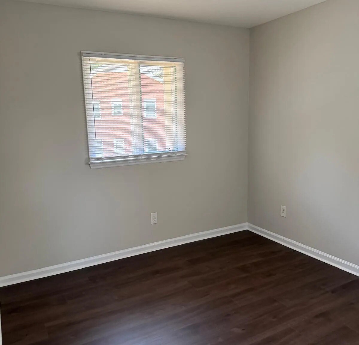 Building Photo - Room in Townhome on W Front St