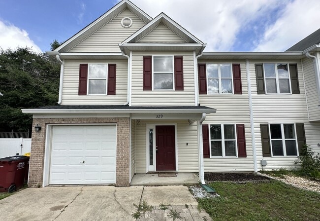 Building Photo - 5 Bedroom, 3 Bath Home Priced to Rent!