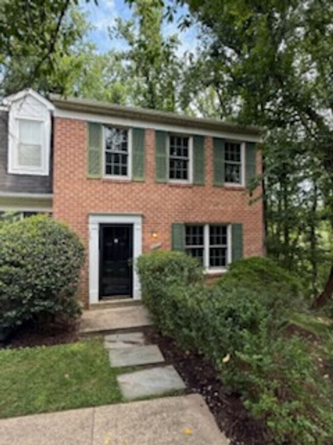 Primary Photo - Updated 4BR Townhome!