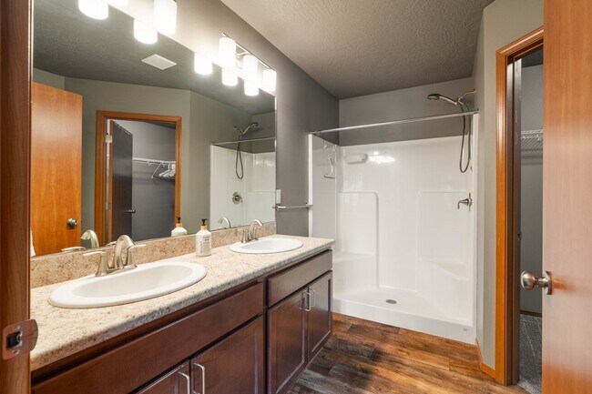 Building Photo - Charming Single-Level Home with Modern Com...