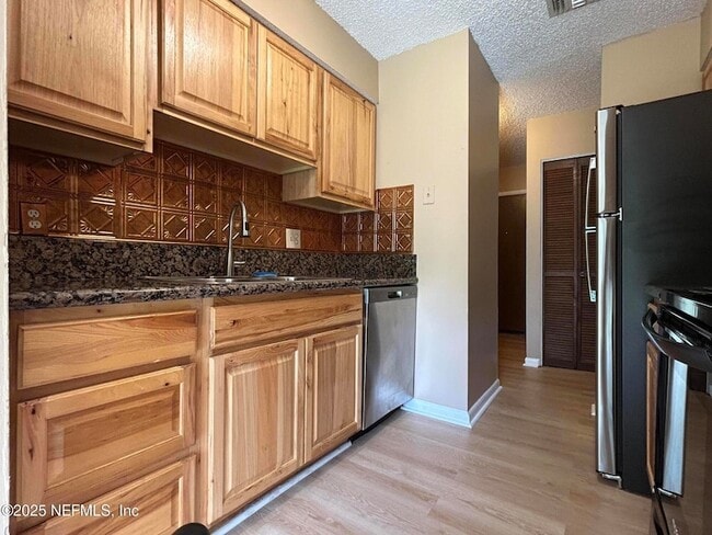 Building Photo - 808 Meadowbrook Dr