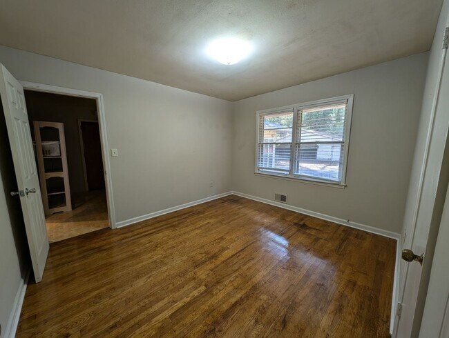 Building Photo - 170 Forest Rd