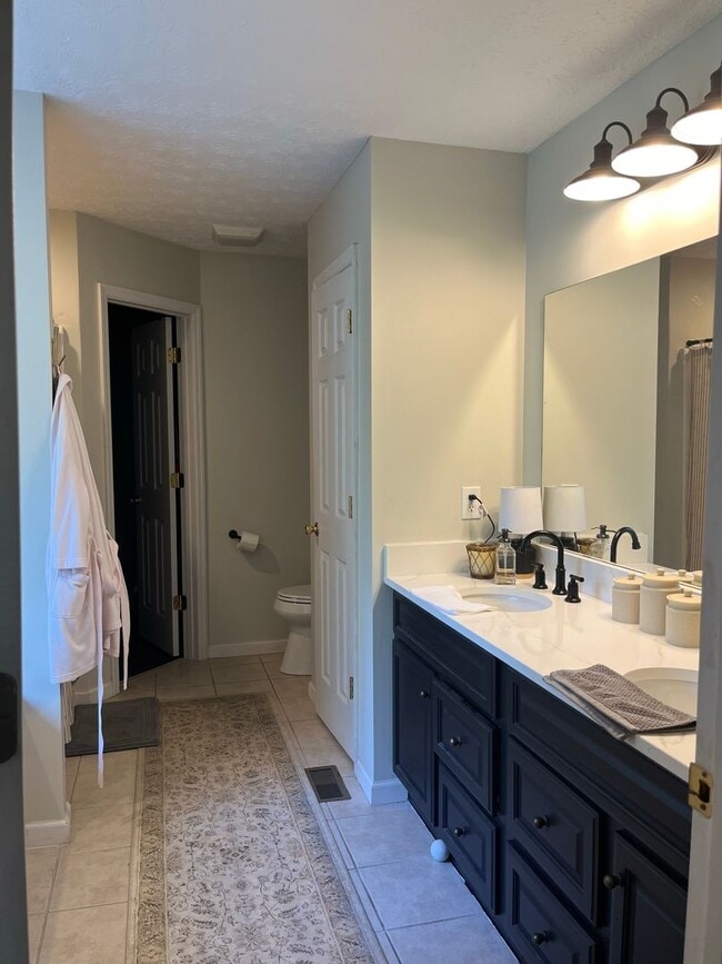 Building Photo - Single Family Home Close to AHS!