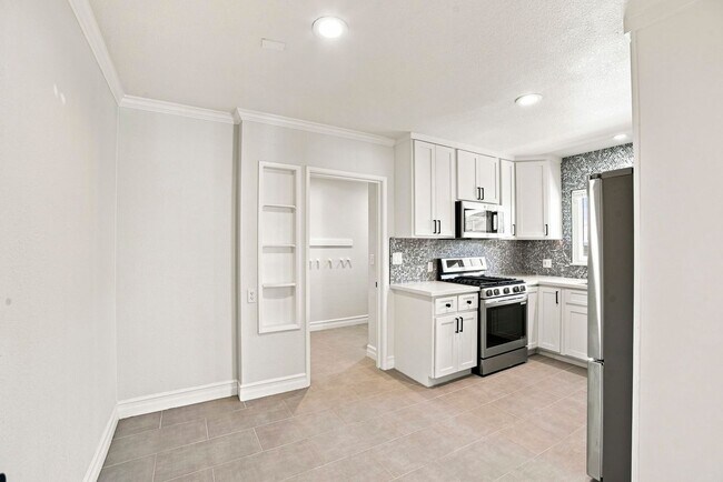 Building Photo - Sun-Drenched Lakeshore Living