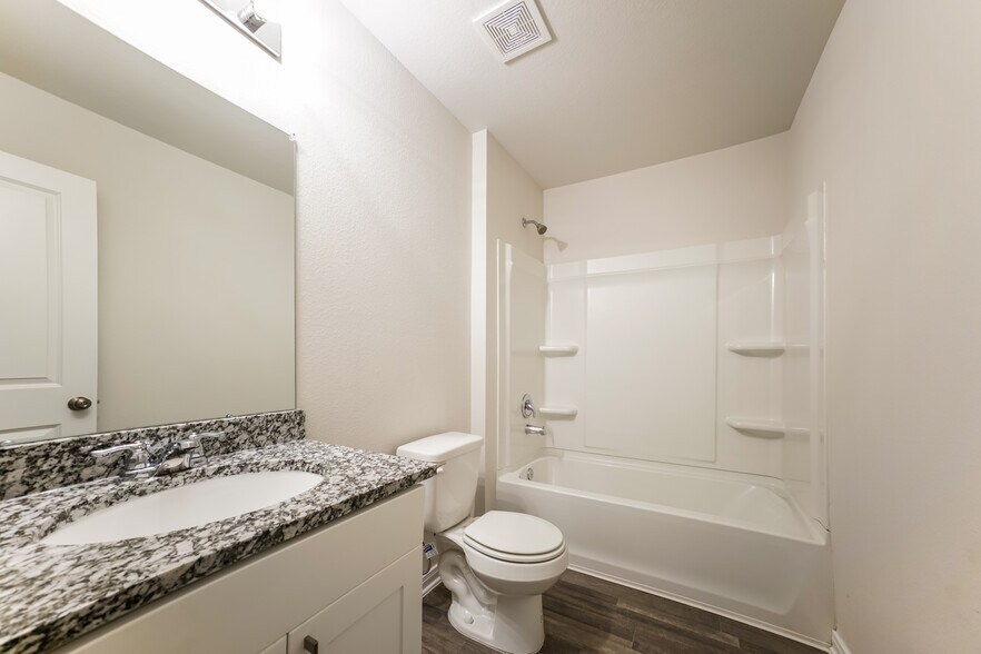 Building Photo - 15815 Del Norte Dr