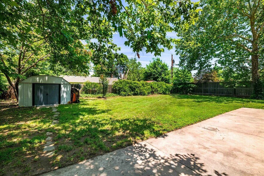 Building Photo - 8114 E Mockingbird St