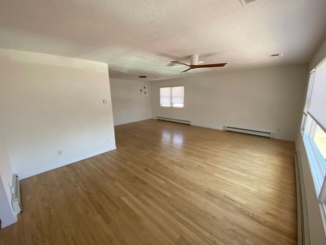 Building Photo - Large 4-Bedroom