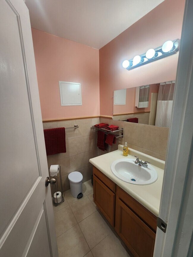 Building Photo - 2 bdr 2 bath kitchen fully furnished apartment with private entrance in quiet neighborhood in Alb...