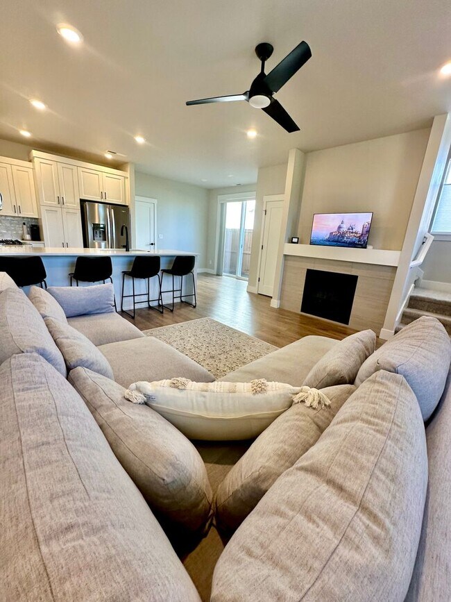 Building Photo - Beautiful 3 bdrm end unit townhome with side yard available in Petrosa.