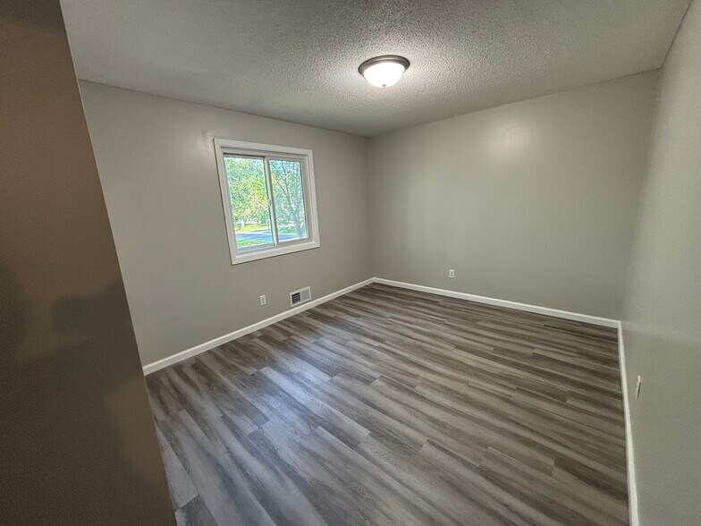 Building Photo - 9431 Ranchview Ln N