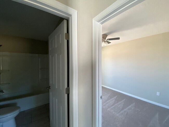 Building Photo - Desirable SW Ocala Neighborhood 3/2/2 *WON'T LAST*