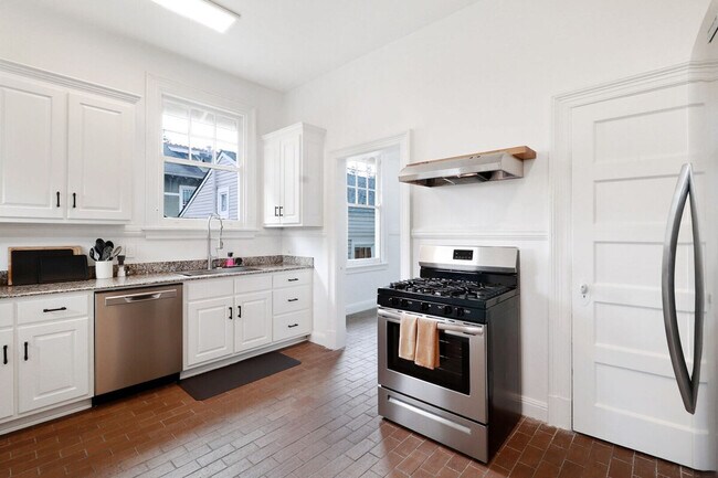 Building Photo - 4327 Canal St