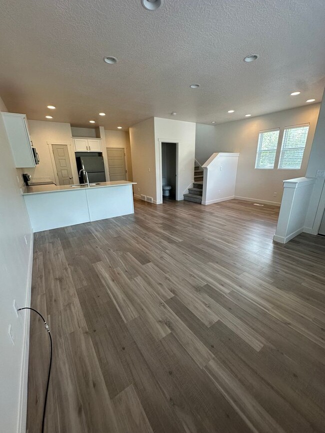 Building Photo - GET THE FIRST MONTHS RENT FOR FREE!!!