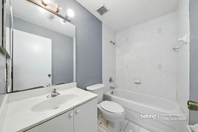 Building Photo - 2915 SE 15th Terrace