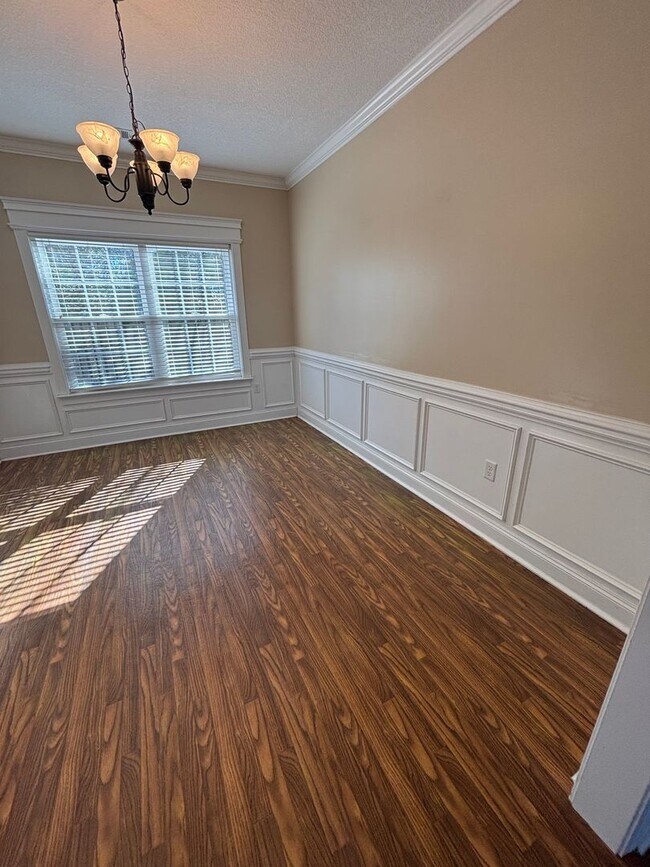 Building Photo - AVAILABLE NOW!