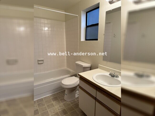 Building Photo - 2 Bedroom, 3 Bathroom Townhome Available for Immediate Move In
