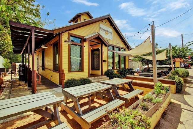 Building Photo - 1900 Cedar Ave