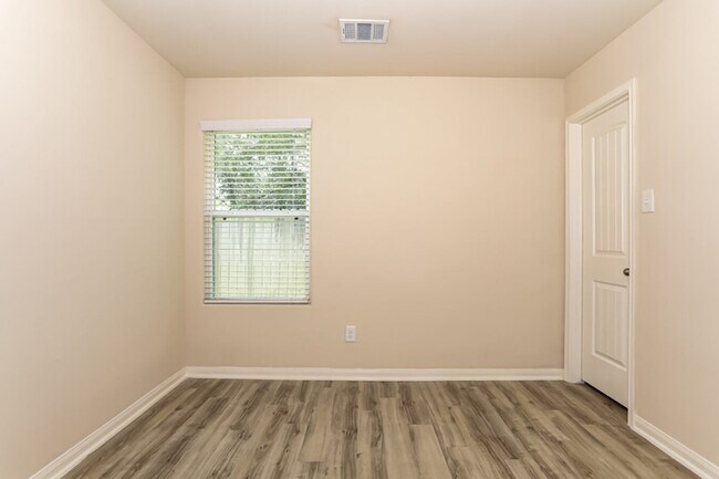 Building Photo - 2048 Oakwood Forest Dr