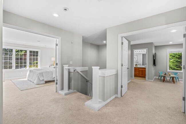 Building Photo - Luxury 4 bed 4 bath home in Lakemont, Bellevue