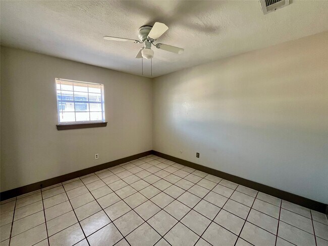 Building Photo - 1042 W Village Ct