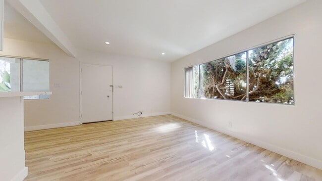 Building Photo - 1900 Rockefeller Ln