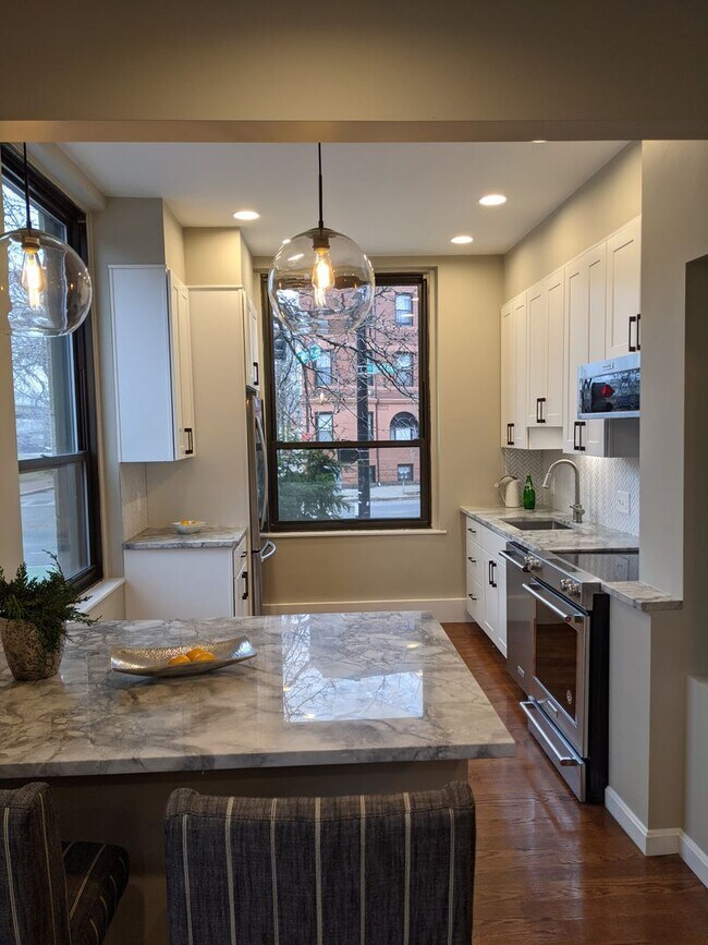 Building Photo - Kenmore Square recently renovated x-large 1 bedroom with parking for June 1!