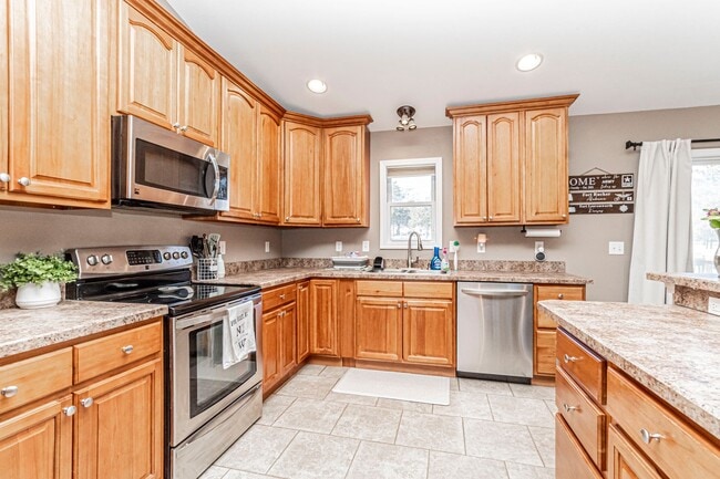 Building Photo - Spacious Single Family Home