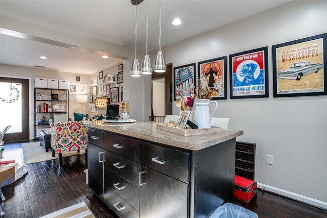 Building Photo - 910 W 9th St