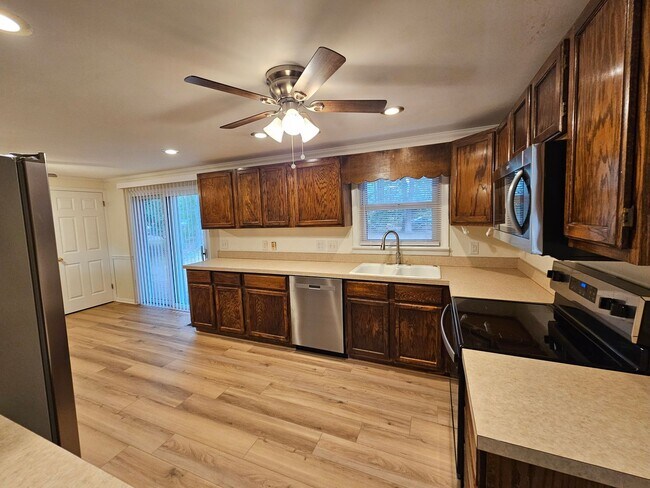 Building Photo - 1318 Planters Dr