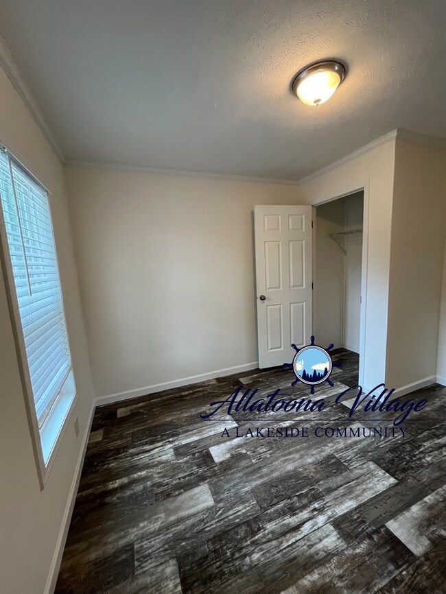 Building Photo - MOVE IN SPECIAL 3BR/2Bth offering Private Lake Access, Open Floor Plan, Pet Friendly