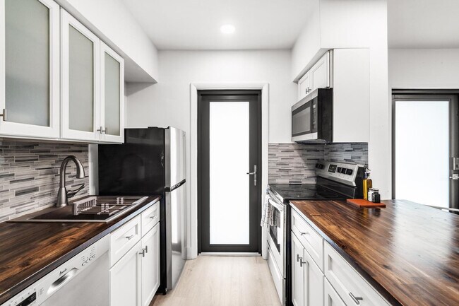 Building Photo - 1634 SW 4th Ave