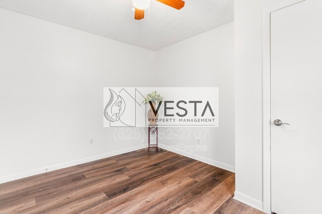 Building Photo - 220 Meredith Lp