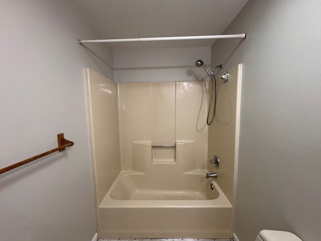 Building Photo - 20 Northwoods Cir