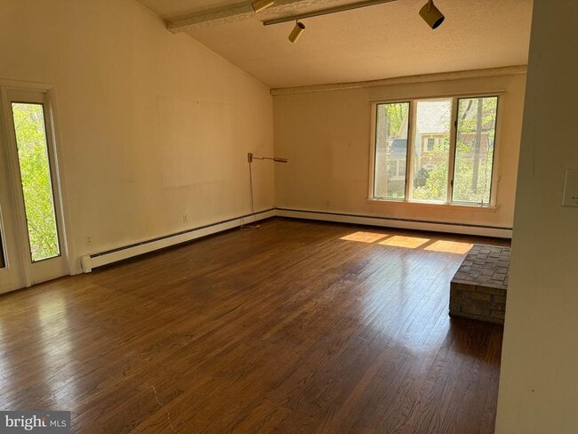 Building Photo - 11627 Pine Tree Dr