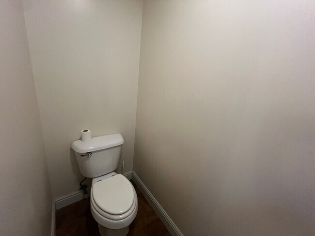 Building Photo - Beautiful 4 Bedroom/ 2.5 Bath with Integra...