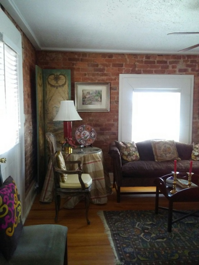 Building Photo - Fully Furnished First Floor Apartment