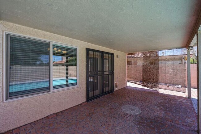 Building Photo - Welcome to this stunning 4 bedroom, 2 bath...