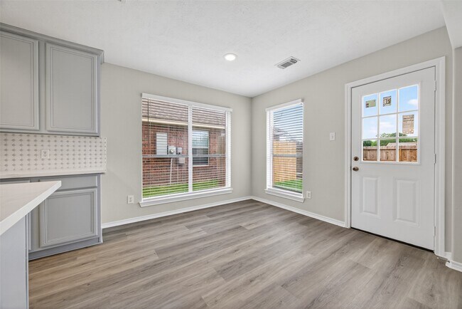 Building Photo - 6915 Great Oaks Shadow Dr
