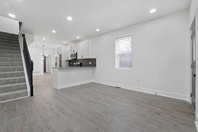 Building Photo - 272 S 22nd St