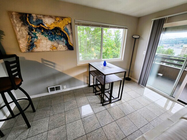 Building Photo - Furnished 2 bedroom Condo with view of Lake Union