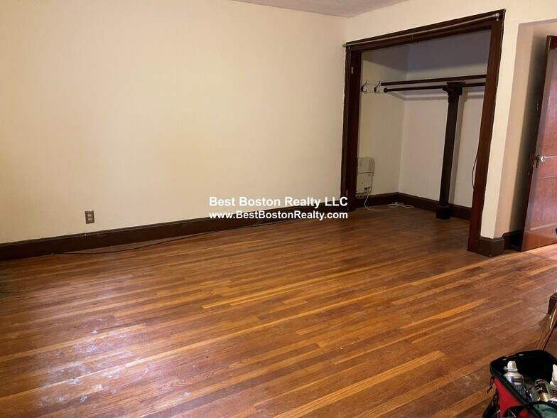 Building Photo - 22 W Wyoming Ave